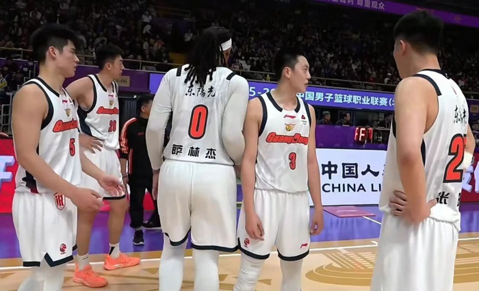 广东男篮生死战双塔爆发胡明轩萨林杰助阵